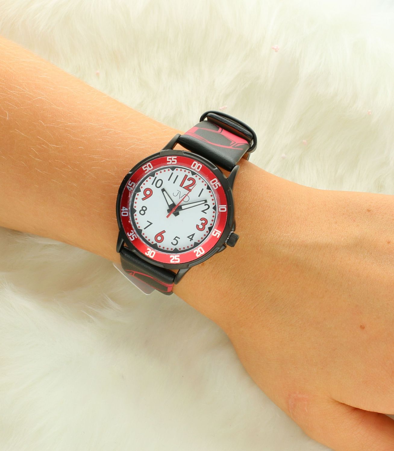 Zegarek dziecięcy JVD J7220.2 czarny, piłki Zegarek dla dziecka JVD KIDS J7220.2, który został wyposażony jest w kwarcowy mechanizm, zasilany za pomocą baterii. Niebieski, pasek z wizerunkiem piłek to idealny i wyma.jpg