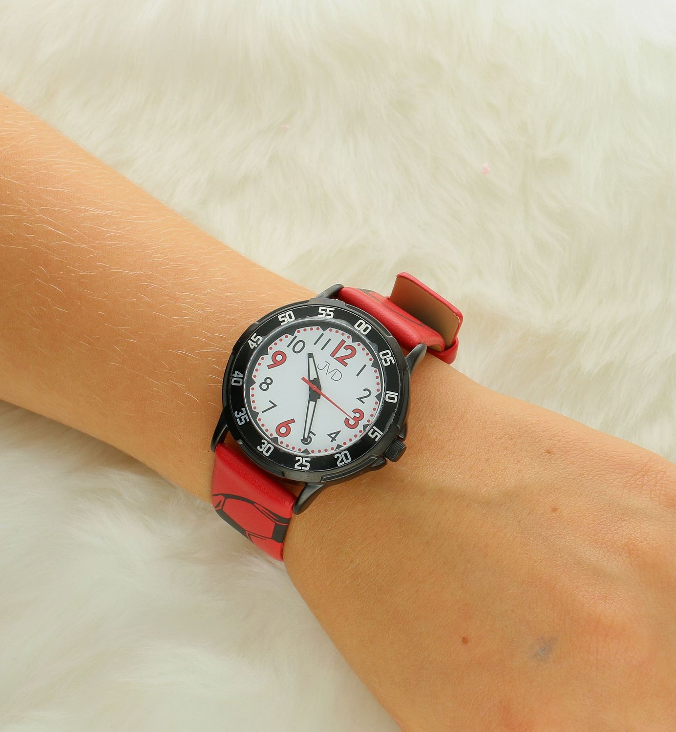 Zegarek dziecięcy JVD J7220.3 czrwony, piłki. Zegarek dla dziecka JVD KIDS J7220.3, który został wyposażony jest w kwarcowy mechanizm, zasilany za pomocą baterii. Cerwony, pasek z wizerunkiem piłek to idealny i wyma.jpg