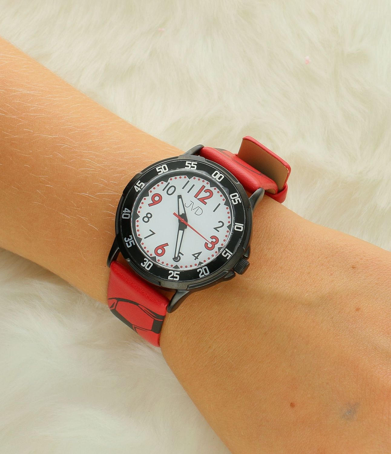 Zegarek dziecięcy JVD J7220.3 czrwony, piłki. Zegarek dla dziecka JVD KIDS J7220.3, który został wyposażony jest w kwarcowy mechanizm, zasilany za pomocą baterii. Cerwony, pasek z wizerunkiem piłek to idealny i wyma.jpg