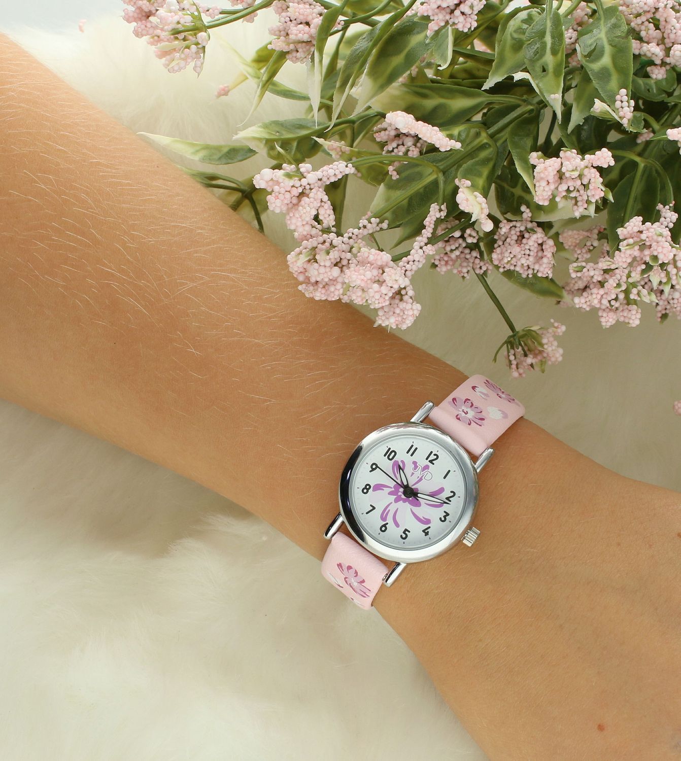 Zegarek dla dziewczynki JVD J7207.6 kwiatki. Taki właśnie jest zegarek dla dziecka JVD KIDS  J7226.1, który został wyposażony jest w kwarcowy mechanizm, zasilany za pomocą baterii. Kolorowy, pasek z wizerunkiem kwia.jpg