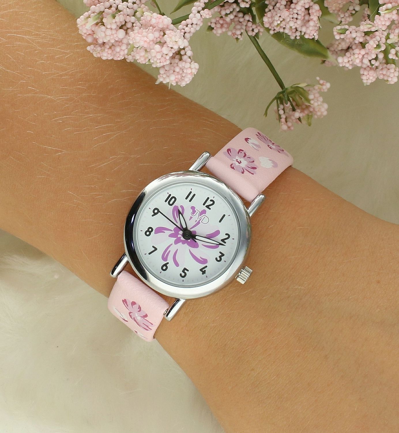 Zegarek dla dziewczynki JVD J7207.6 kwiatki. Taki właśnie jest zegarek dla dziecka JVD KIDS  J7226.1, który został wyposażony jest w kwarcowy mechanizm, zasilany za pomocą baterii. Kolorowy, pasek z wizerunkiem kwia.jpg