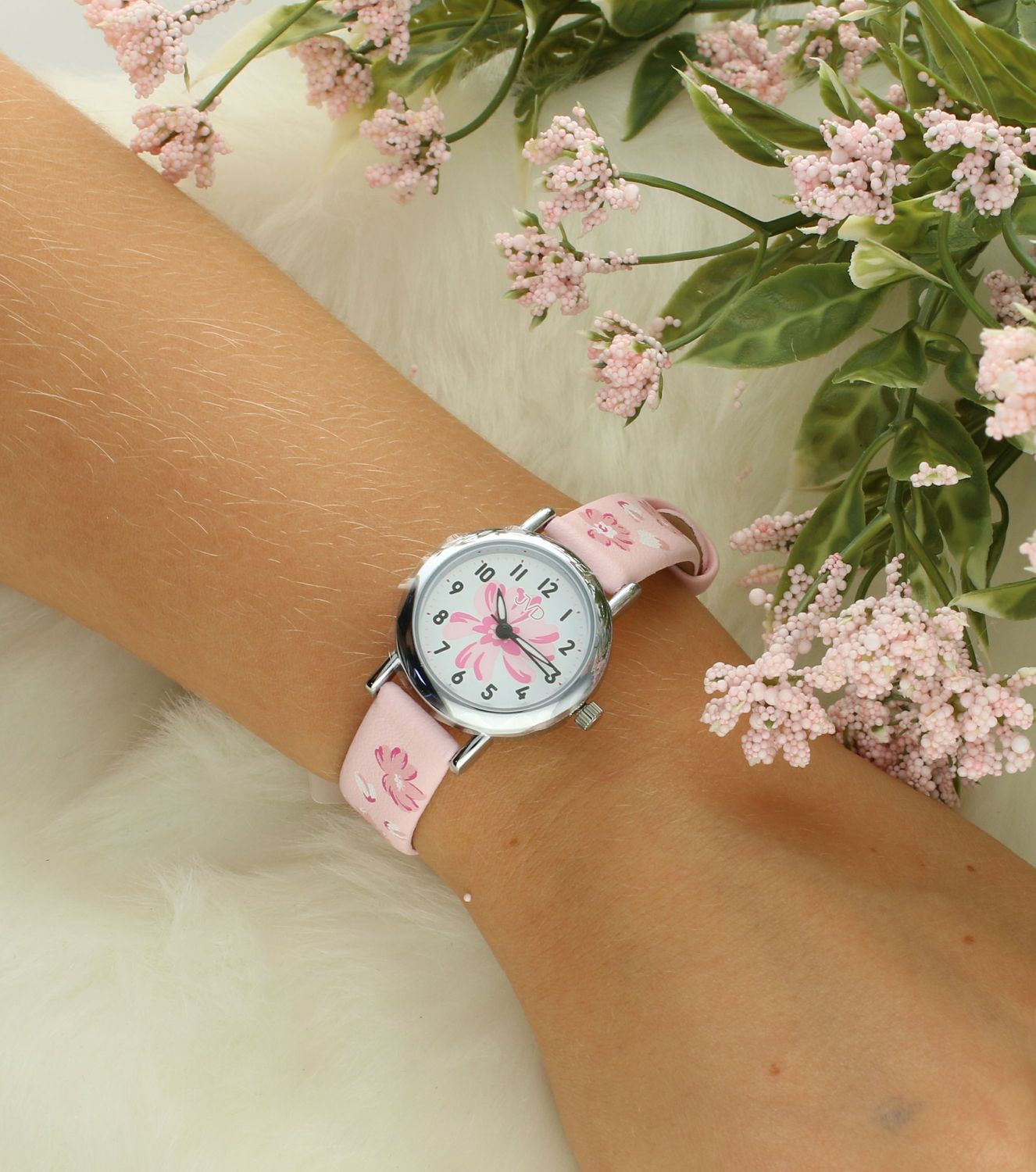 Zegarek dla dziewczynki JVD J7226.2 kwiatki. Taki właśnie jest zegarek dla dziecka JVD KIDS J7226.2, który został wyposażony jest w kwarcowy mechanizm, zasilany za pomocą baterii. Kolorowy, pasek z wizerunkiem kwiat.jpg