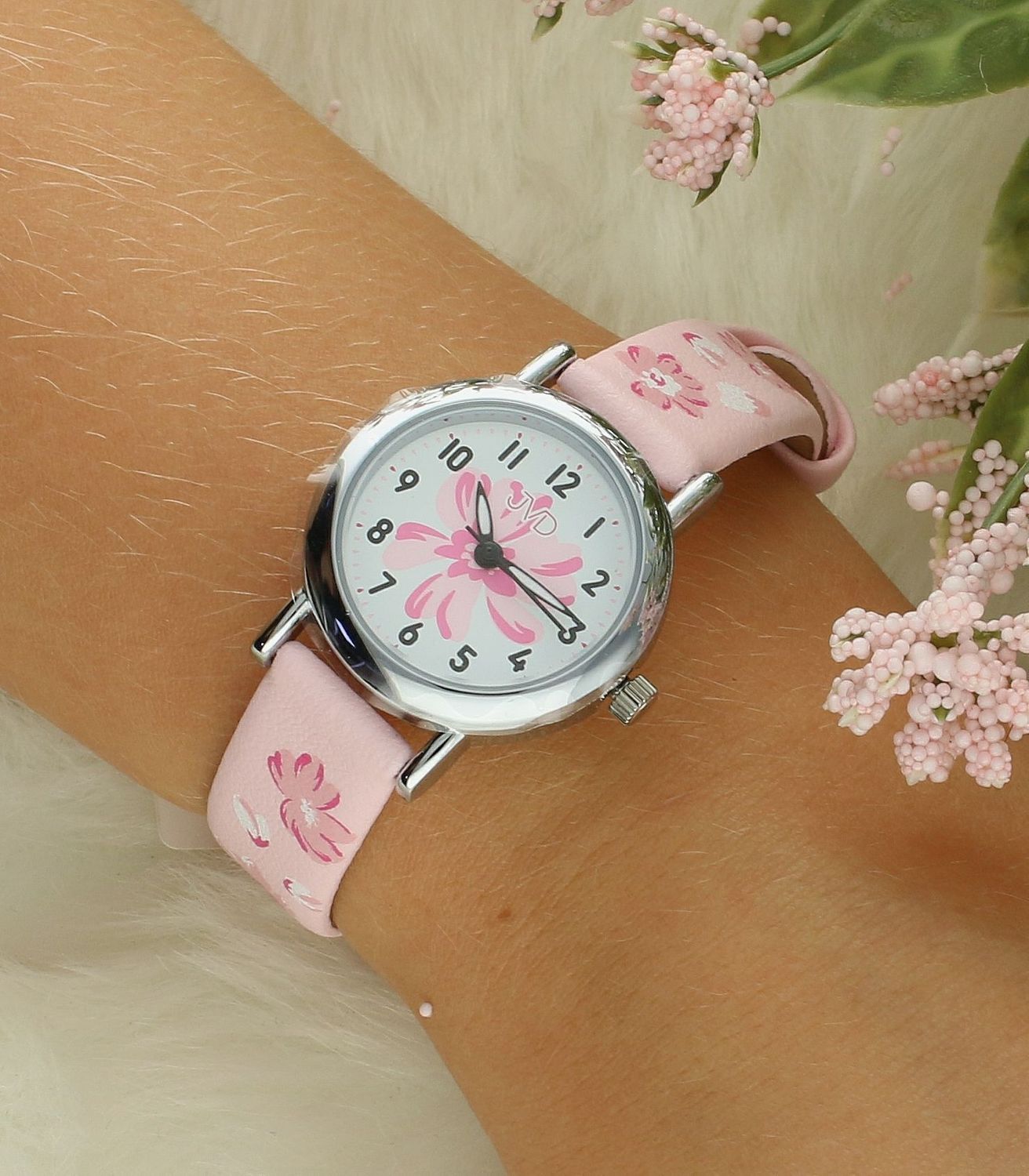 Zegarek dla dziewczynki JVD J7226.2 kwiatki. Taki właśnie jest zegarek dla dziecka JVD KIDS J7226.2, który został wyposażony jest w kwarcowy mechanizm, zasilany za pomocą baterii. Kolorowy, pasek z wizerunkiem kwiat.jpg