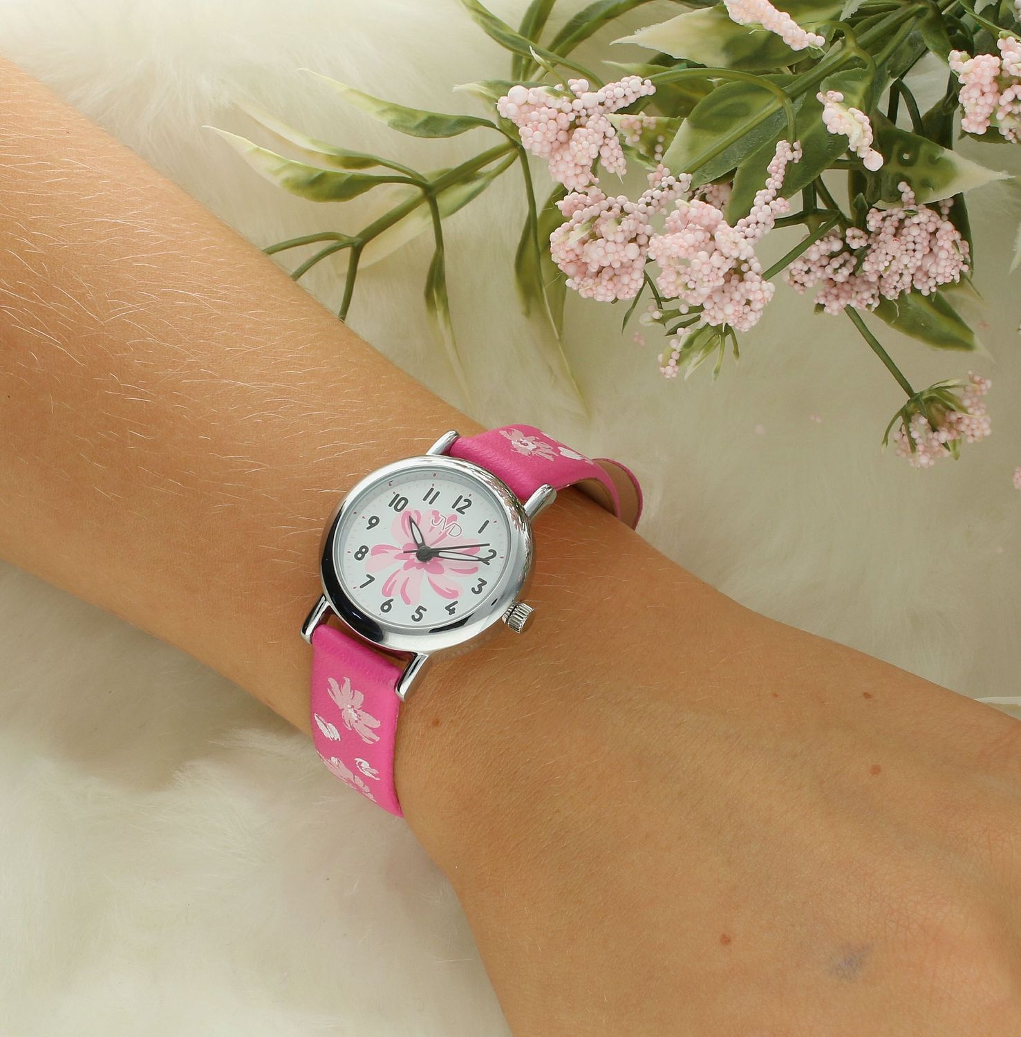 Zegarek dla dziewczynki JVD J7226.3 kwiatki. Taki właśnie jest zegarek dla dziecka JVD KIDS J7226.3, który został wyposażony jest w kwarcowy mechanizm, zasilany za pomocą baterii. Kolorowy, pasek z wizerunkiem kwiat.jpg