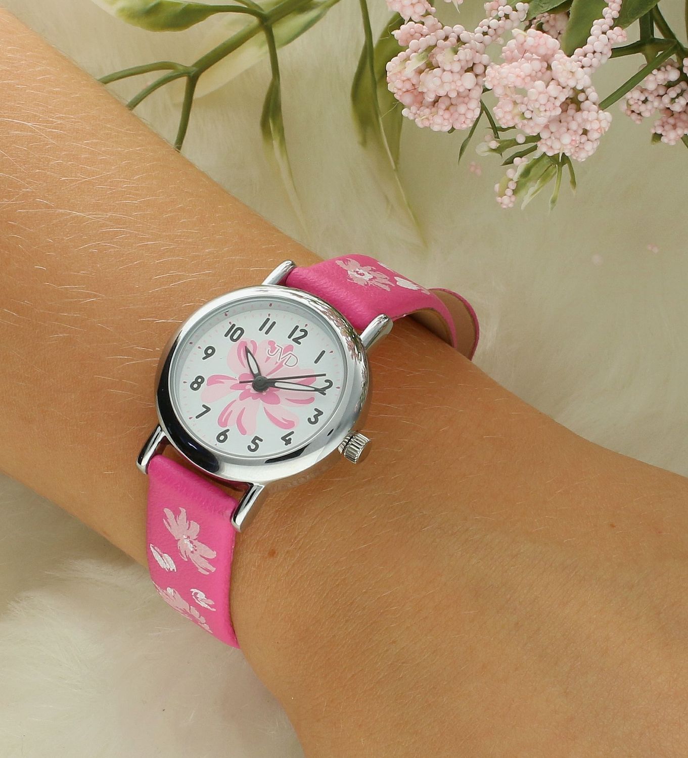 Zegarek dla dziewczynki JVD J7226.3 kwiatki. Taki właśnie jest zegarek dla dziecka JVD KIDS J7226.3, który został wyposażony jest w kwarcowy mechanizm, zasilany za pomocą baterii. Kolorowy, pasek z wizerunkiem kwiat.jpg