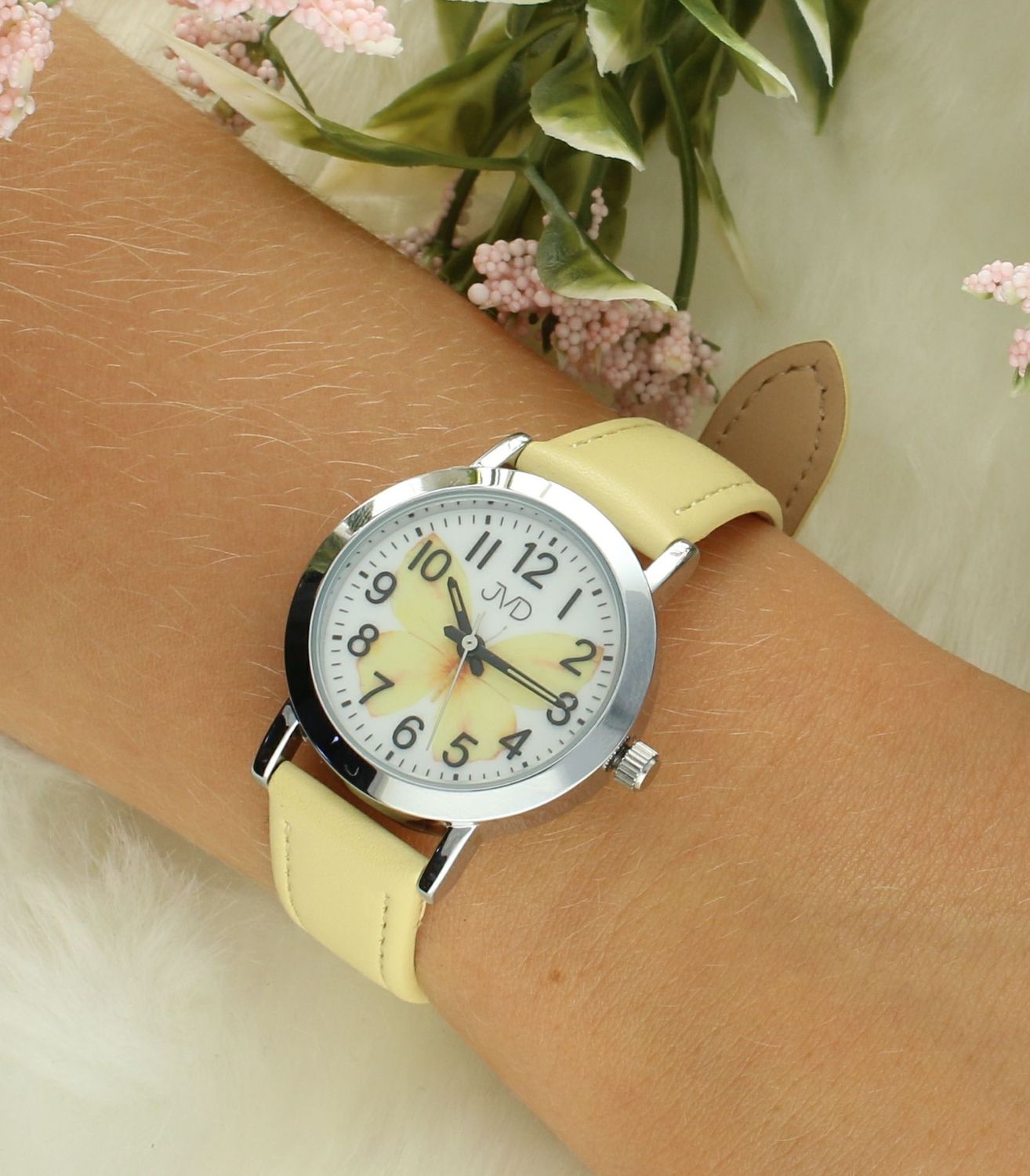 Zegarek dla dziewczynki JVD J7227.1 motyl żółty. Taki właśnie jest zegarek dla dziecka JVD KIDS J7227.1, który został wyposażony jest w kwarcowy mechanizm, zasilany za pomocą baterii. Żółty, gładki pasek to idealny.jpg