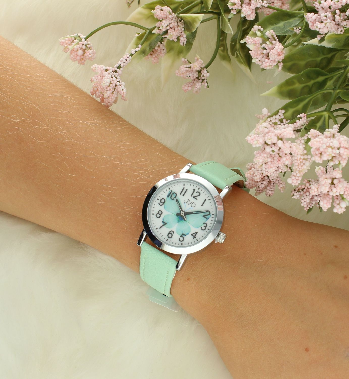 Zegarek dla dziewczynki JVD J7227.3 motyl zielony. Taki właśnie jest zegarek dla dziecka JVD KIDS J7227.3, który został wyposażony jest w kwarcowy mechanizm, zasilany za pomocą baterii. Zielony, gładki pasek to idea.jpg