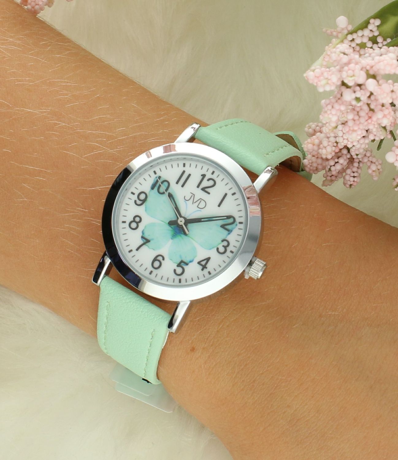 Zegarek dla dziewczynki JVD J7227.3 motyl zielony. Taki właśnie jest zegarek dla dziecka JVD KIDS J7227.3, który został wyposażony jest w kwarcowy mechanizm, zasilany za pomocą baterii. Zielony, gładki pasek to idea.jpg