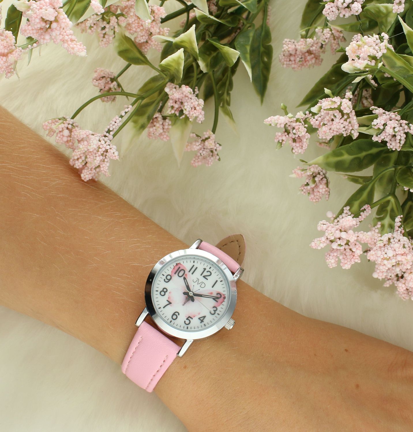 Zegarek dla dziewczynki JVD J7227.3 motyl Taki właśnie jest zegarek dla dziecka JVD KIDS J7227.3, który został wyposażony jest w kwarcowy mechanizm, zasilany za pomocą baterii. Kolorowy, pasek z wizerunkiem kwiatów.jpg