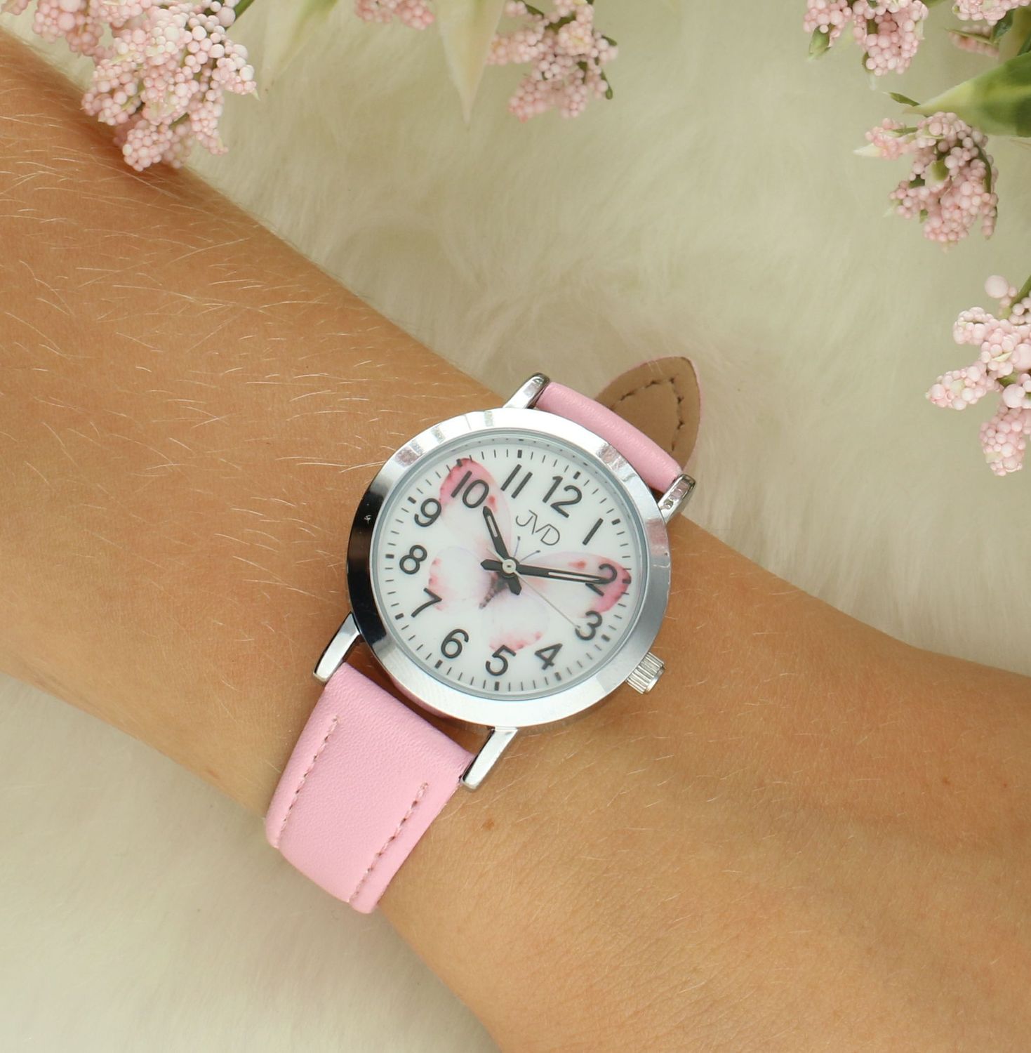 Zegarek dla dziewczynki JVD J7227.3 motyl Taki właśnie jest zegarek dla dziecka JVD KIDS J7227.3, który został wyposażony jest w kwarcowy mechanizm, zasilany za pomocą baterii. Kolorowy, pasek z wizerunkiem kwiatów.jpg