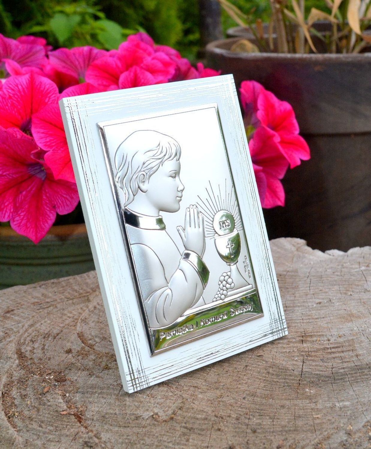 Obrazek srebrny z wizerunkiem chłopca pochylającego się nad kielichem to doskonała pamiątka Pierwszej Komunii Świętej, która odda piękno tego sakramentu (1).jpg