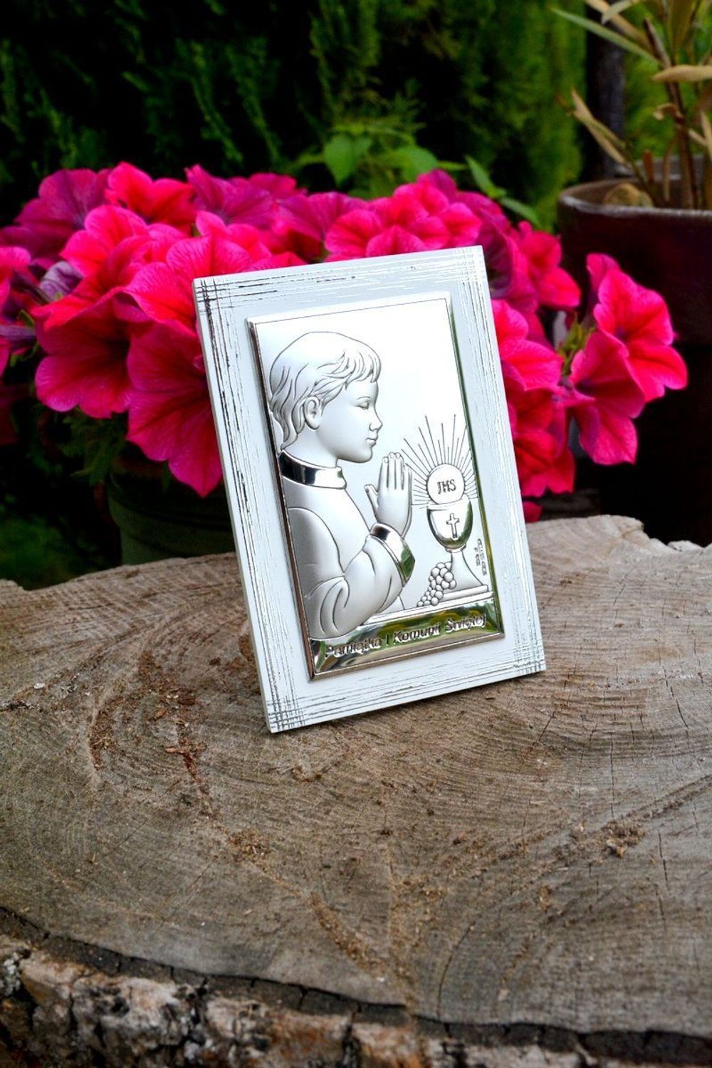 Obrazek srebrny z wizerunkiem chłopca pochylającego się nad kielichem to doskonała pamiątka Pierwszej Komunii Świętej, która odda piękno tego sakramentu (1).jpg