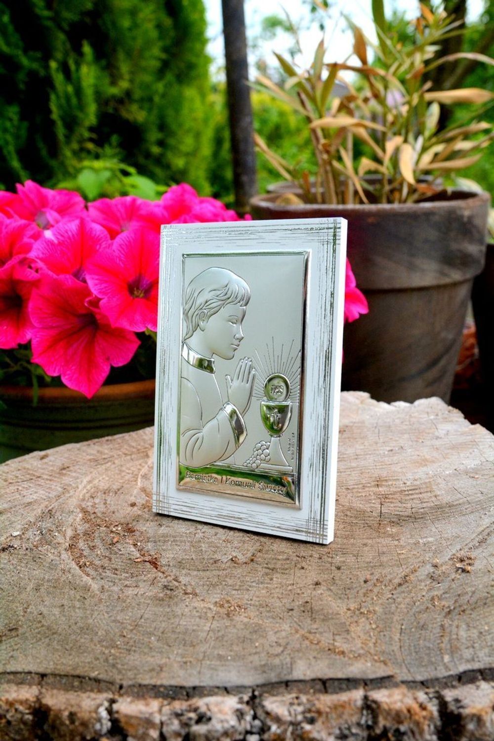 Obrazek srebrny z wizerunkiem chłopca pochylającego się nad kielichem to doskonała pamiątka Pierwszej Komunii Świętej, która odda piękno tego sakramentu (1).jpg