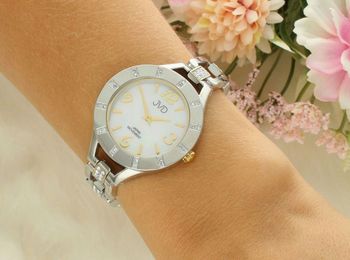 Zegarek damski JVD JC065.2 z kopertą 32 mm, złoto-srebrną bransoletą, szkłem mineralnym i mechanizmem Miyota. Elegancki design, powłoka IPGold, wodoszczelność 5 ATM.2a.jpg