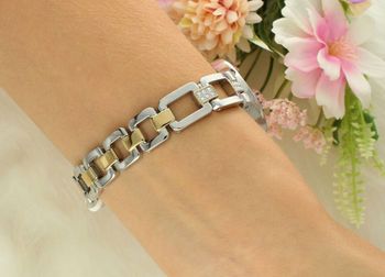 Zegarek damski JVD JC065.2 z kopertą 32 mm, złoto-srebrną bransoletą, szkłem mineralnym i mechanizmem Miyota. Elegancki design, powłoka IPGold, wodoszczelność 5 ATM.3a.jpg