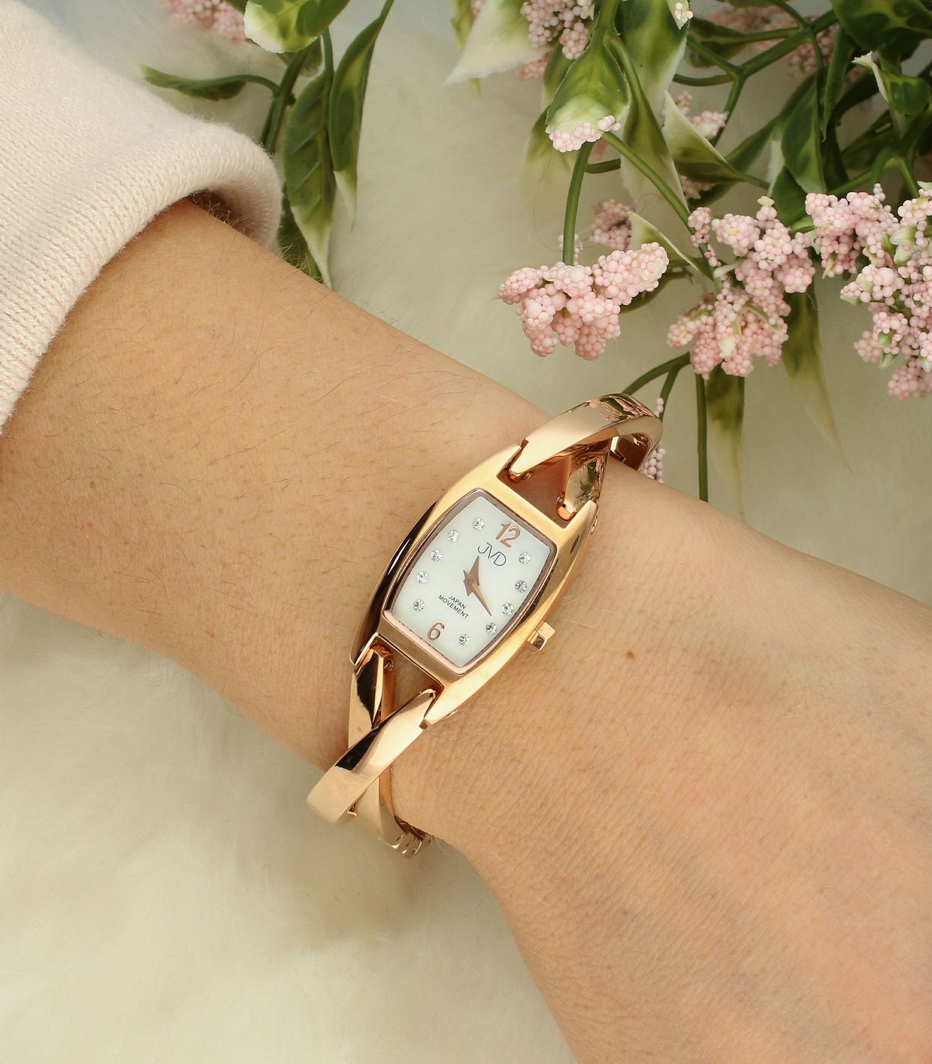 Zegarek damski na bransolecie JVD JC186.5, posiada mechanizm japoński Miyota, zasilany za pomocą baterii. Elegancka tarcza zegarka z cyrkonią, zapewnia przejrzysty i nowoczesny wygląd. Wskazówki w tym modelu są kolo.jpg