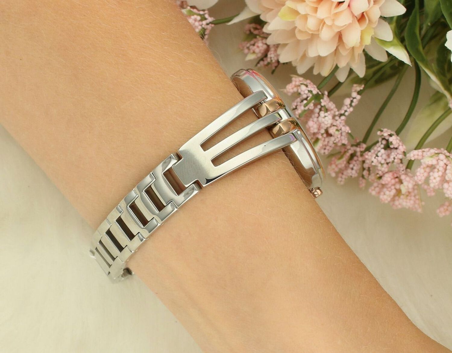 Elegancki zegarek damski JVD JC679.3 z różano-złotą kopertą, stalową bransoletą, mechanizmem Citizen Miyota, szkłem mineralnym i wodoszczelnością 5 ATM. Klasyka w nowoczesnym wydaniu.11.webp