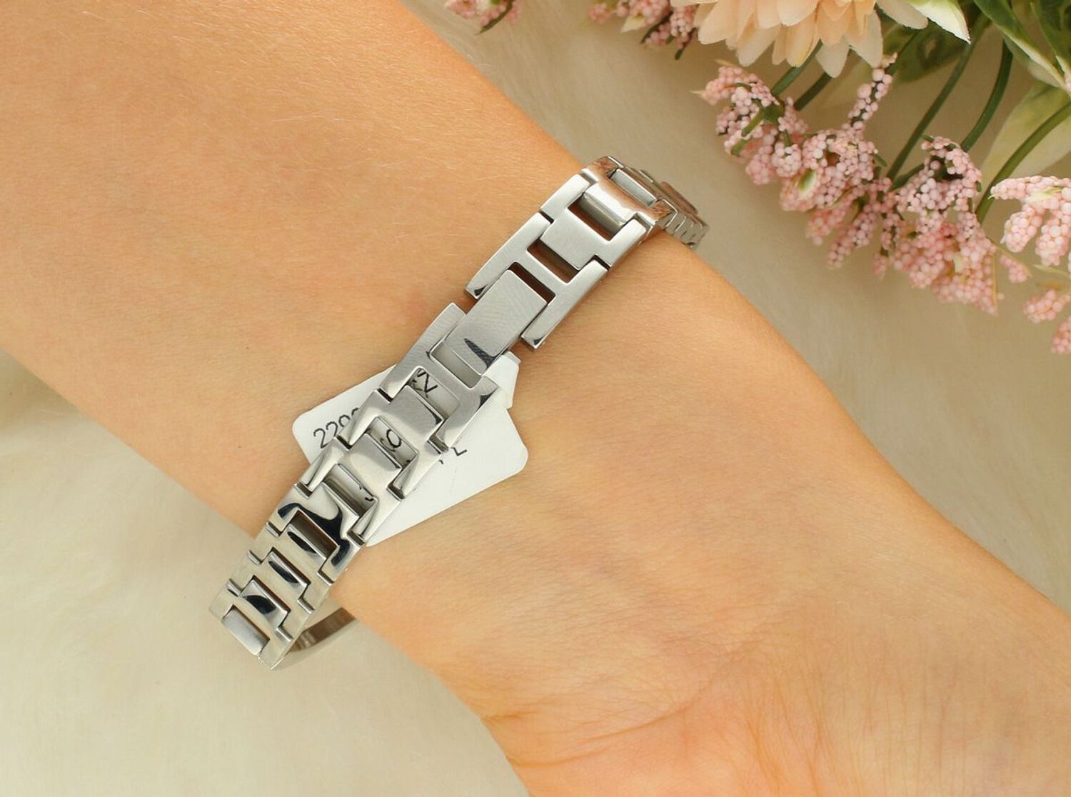 Elegancki zegarek damski JVD JC679.3 z różano-złotą kopertą, stalową bransoletą, mechanizmem Citizen Miyota, szkłem mineralnym i wodoszczelnością 5 ATM. Klasyka w nowoczesnym wydaniu.11.webp