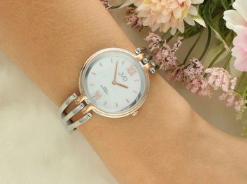 Elegancki zegarek damski JVD JC679.3 z różano-złotą kopertą, stalową bransoletą, mechanizmem Citizen Miyota, szkłem mineralnym i wodoszczelnością 5 ATM. Klasyka w nowoczesnym wydaniu.2a.jpg