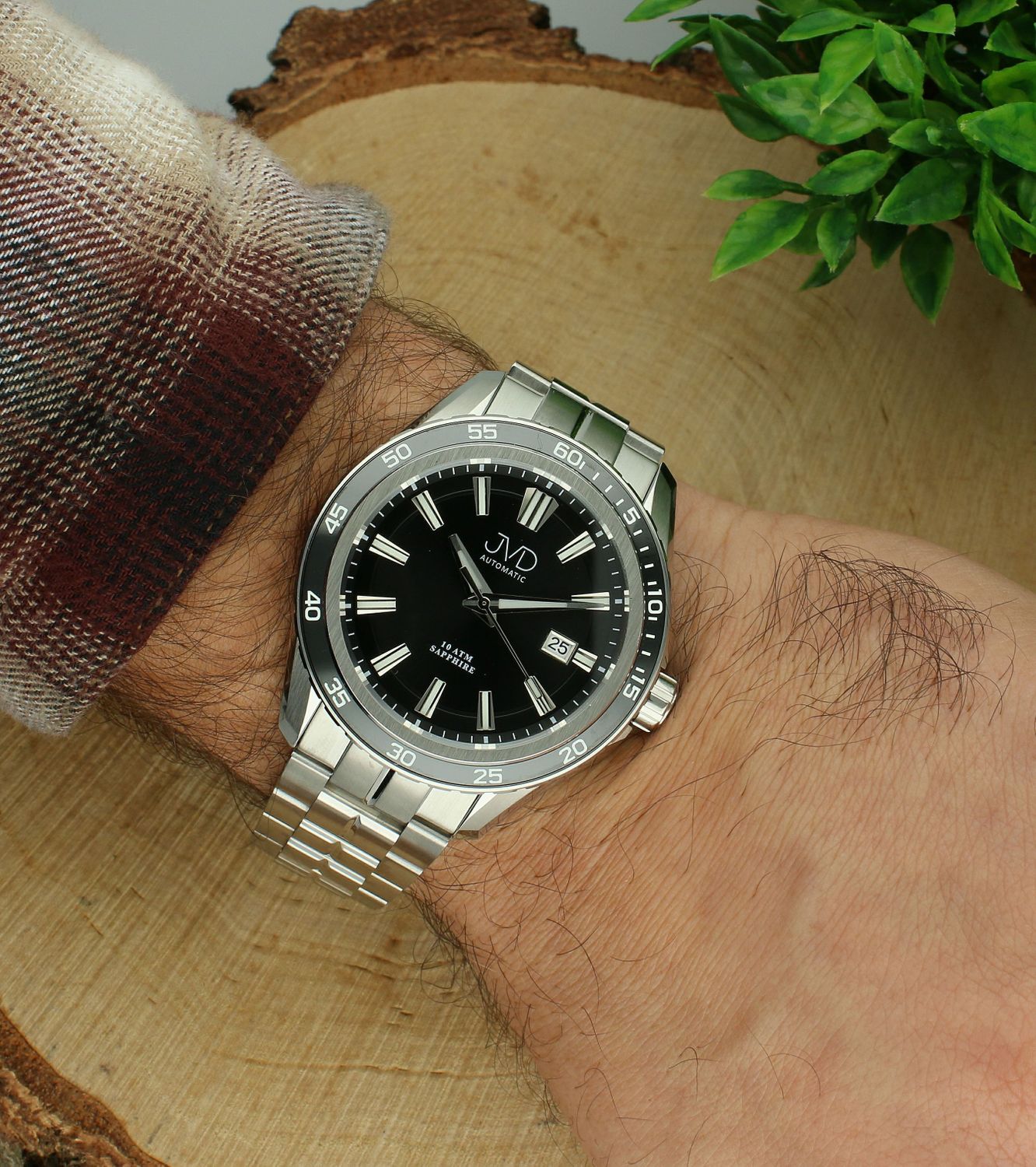 Zegarek męski na bransolecie JE1013.1, posiada mechanizm mechaniczny wyposażony dodatkowo w urządzenie nazywane automatycznym naciągiem. Głównym elementem tego urządzenia jest wahnik. Automatyczny naciąg pozwala wykorzy.jpg