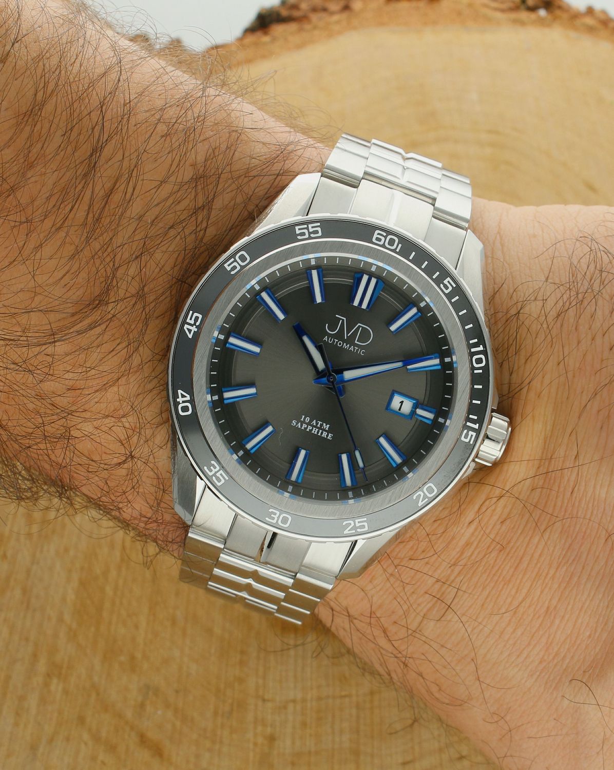 Zegarek męski JVD JE1013.2 na bransolecie atuomatic. Zegarek męski na bransolecie JE1013.2, posiada mechanizm mechaniczny wyposażony dodatkowo w urządzenie nazywane automatycznym naciągiem. Głównym elementem tego urządz.jpg