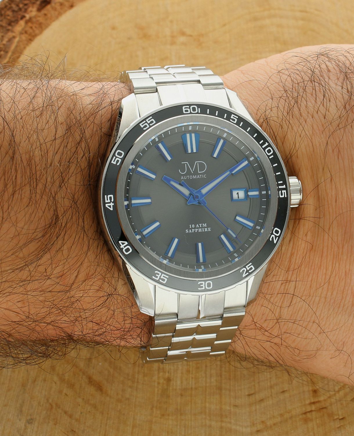 Zegarek męski JVD JE1013.2 na bransolecie atuomatic. Zegarek męski na bransolecie JE1013.2, posiada mechanizm mechaniczny wyposażony dodatkowo w urządzenie nazywane automatycznym naciągiem. Głównym elementem tego urządz.jpg