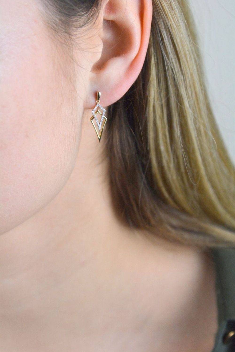 Złote kolczyki damskie wiszące z diamentami Podwójne strzałki 585 Diament JE4337YDD.jpg