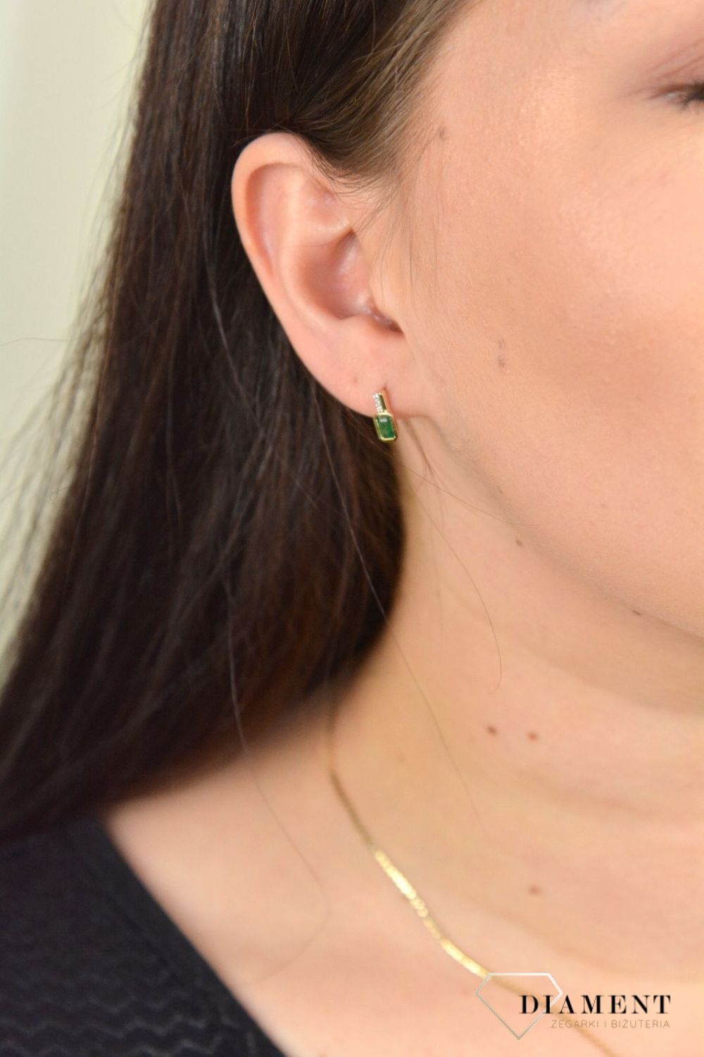 Złote kolczyki z Szmaragdem i Diamentami 585. Złote kolczyki wykonane z próby 585 z szmaragdem i 6 diamentami o wielkości 0,03 ct, barwie GH i czystości SI. Złote kolczyki zapinane na sztyft..jpg