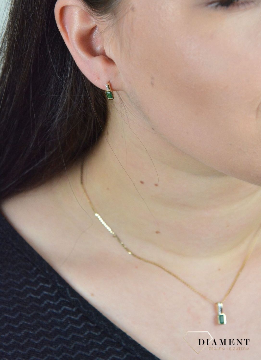 Złote kolczyki z Szmaragdem i Diamentami 585. Złote kolczyki wykonane z próby 585 z szmaragdem i 6 diamentami o wielkości 0,03 ct, barwie GH i czystości SI. Złote kolczyki zapinane na sztyft..jpg