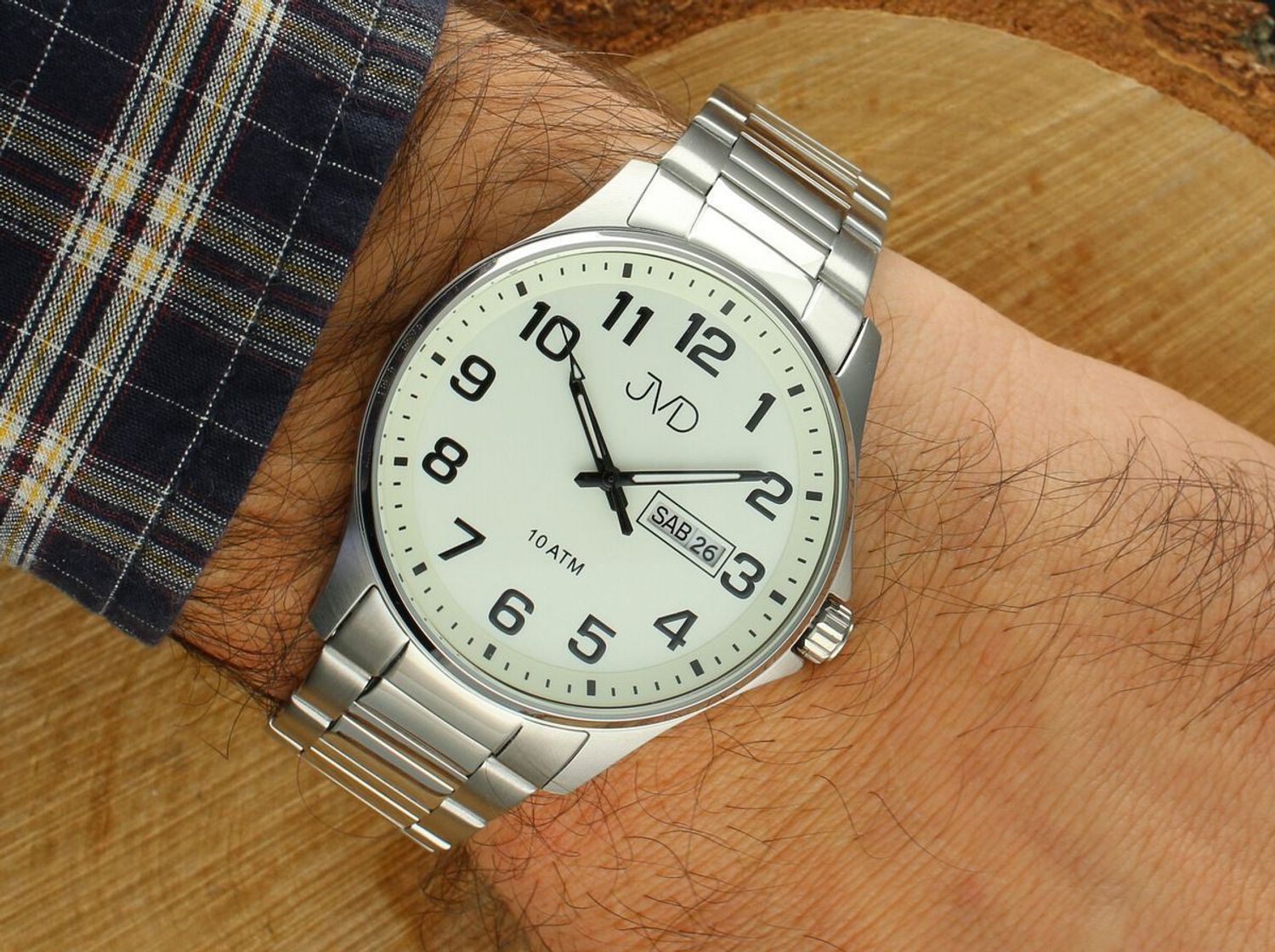 JVD JE611.1 – męski zegarek kwarcowy z japońskim mechanizmem Miyota, srebrną kopertą, stalową bransoletą, świetlistymi wskazówkami i oknem datownika. Wodoszczelność 5 ATM.1.jpg