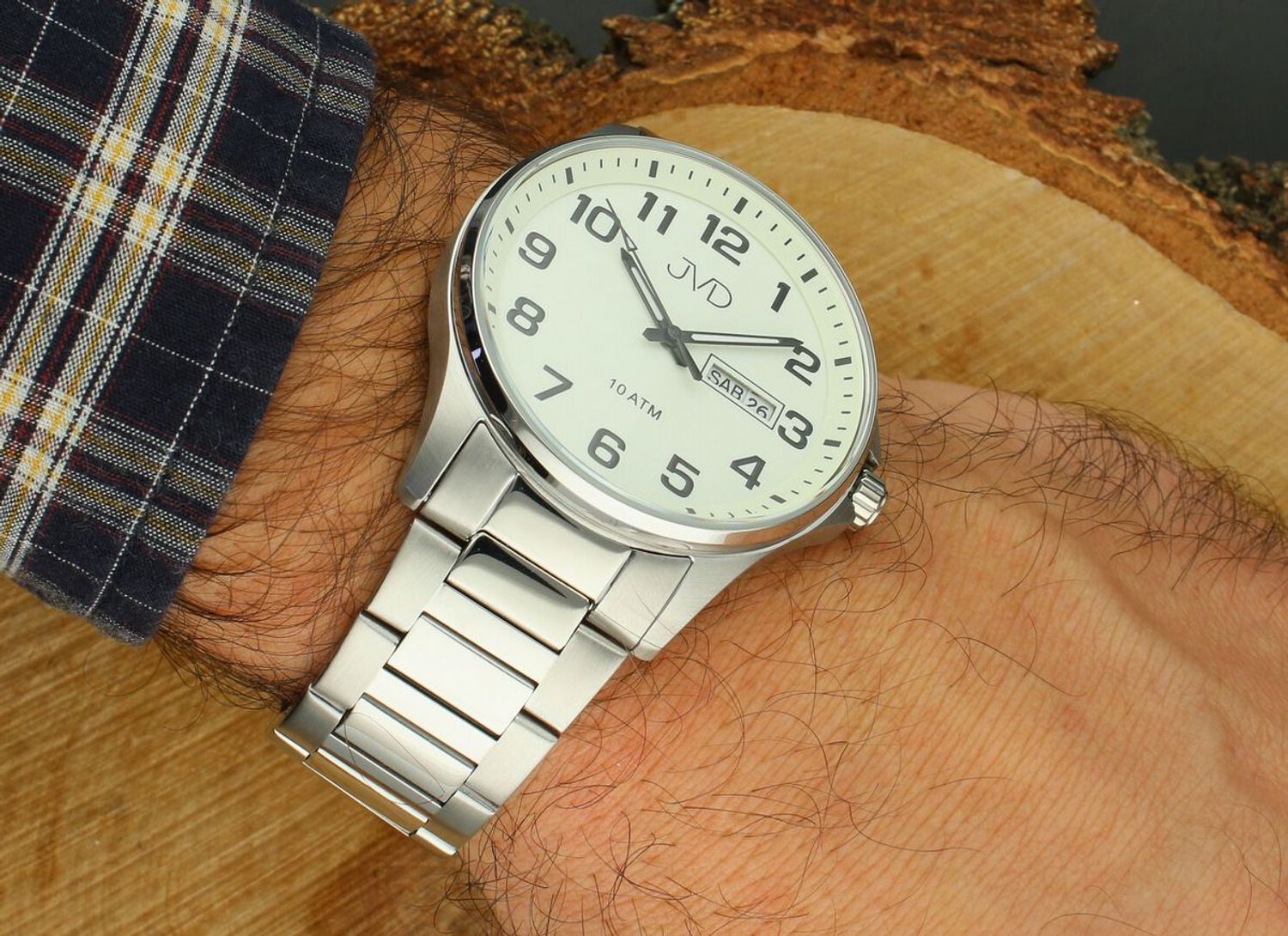 JVD JE611.1 – męski zegarek kwarcowy z japońskim mechanizmem Miyota, srebrną kopertą, stalową bransoletą, świetlistymi wskazówkami i oknem datownika. Wodoszczelność 5 ATM.1.jpg