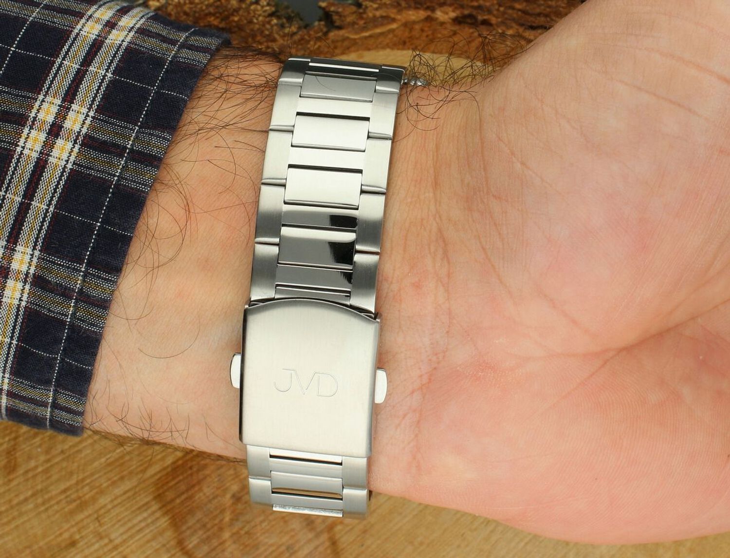 JVD JE611.1 – męski zegarek kwarcowy z japońskim mechanizmem Miyota, srebrną kopertą, stalową bransoletą, świetlistymi wskazówkami i oknem datownika. Wodoszczelność 5 ATM.1.jpg