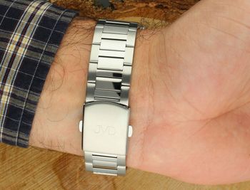 JVD JE611.1 – męski zegarek kwarcowy z japońskim mechanizmem Miyota, srebrną kopertą, stalową bransoletą, świetlistymi wskazówkami i oknem datownika. Wodoszczelność 5 ATM.5.jpg