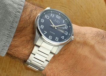 Sportowy zegarek męski JVD JE611.2 z niebiesko-srebrną stalową kopertą, metalową bransoletą, japońskim mechanizmem Miyota, funkcją kalendarza i wodoszczelnością 10 ATM. Idealny do codziennego 4.jpg