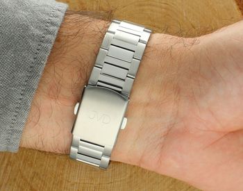 Sportowy zegarek męski JVD JE611.2 z niebiesko-srebrną stalową kopertą, metalową bransoletą, japońskim mechanizmem Miyota, funkcją kalendarza i wodoszczelnością 10 ATM. Idealny do codziennego 5.jpg