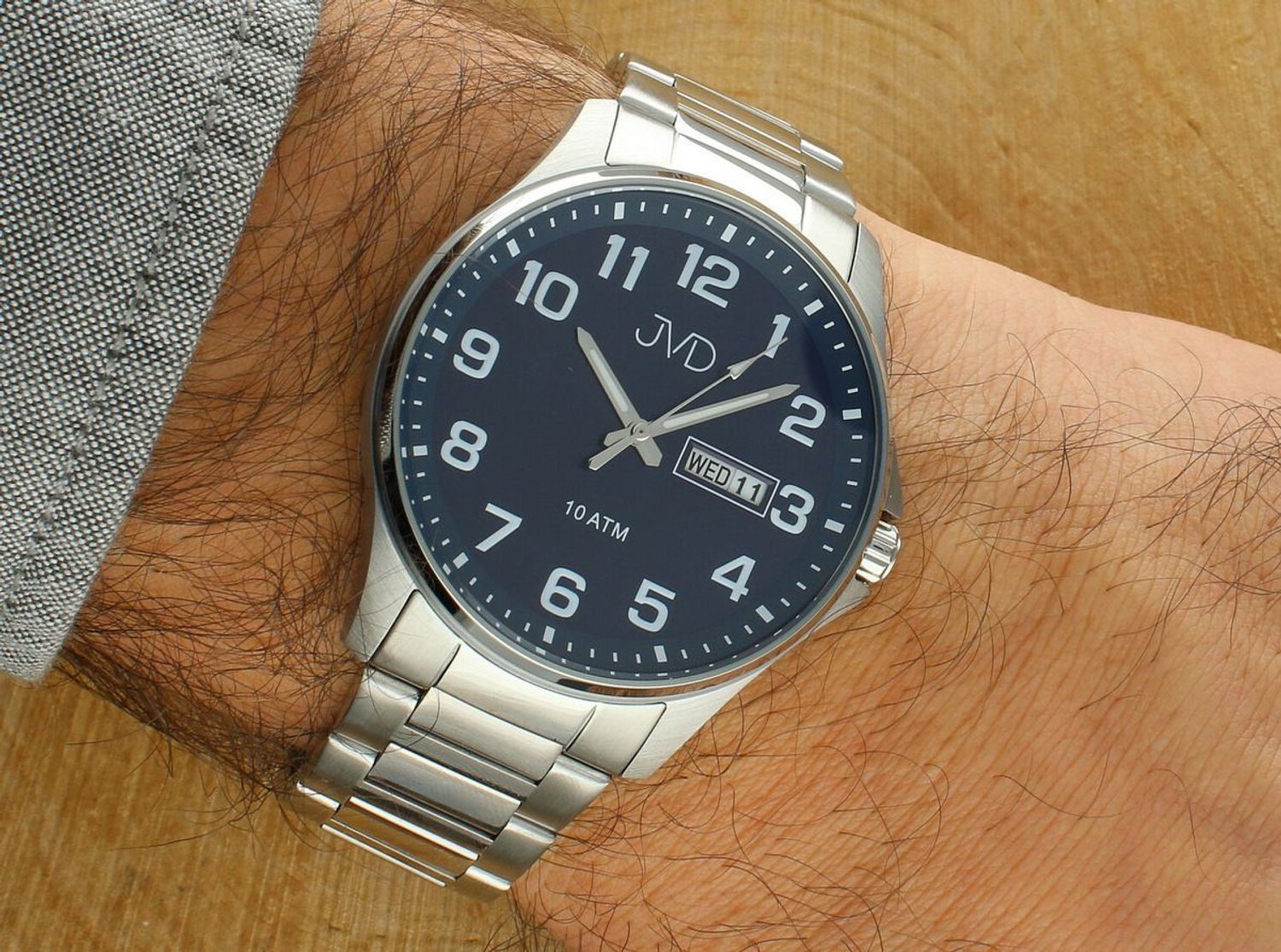 Sportowy zegarek męski JVD JE611.2 z niebiesko-srebrną stalową kopertą, metalową bransoletą, japońskim mechanizmem Miyota, funkcją kalendarza i wodoszczelnością 10 ATM. Idealny do codziennego 1.jpg