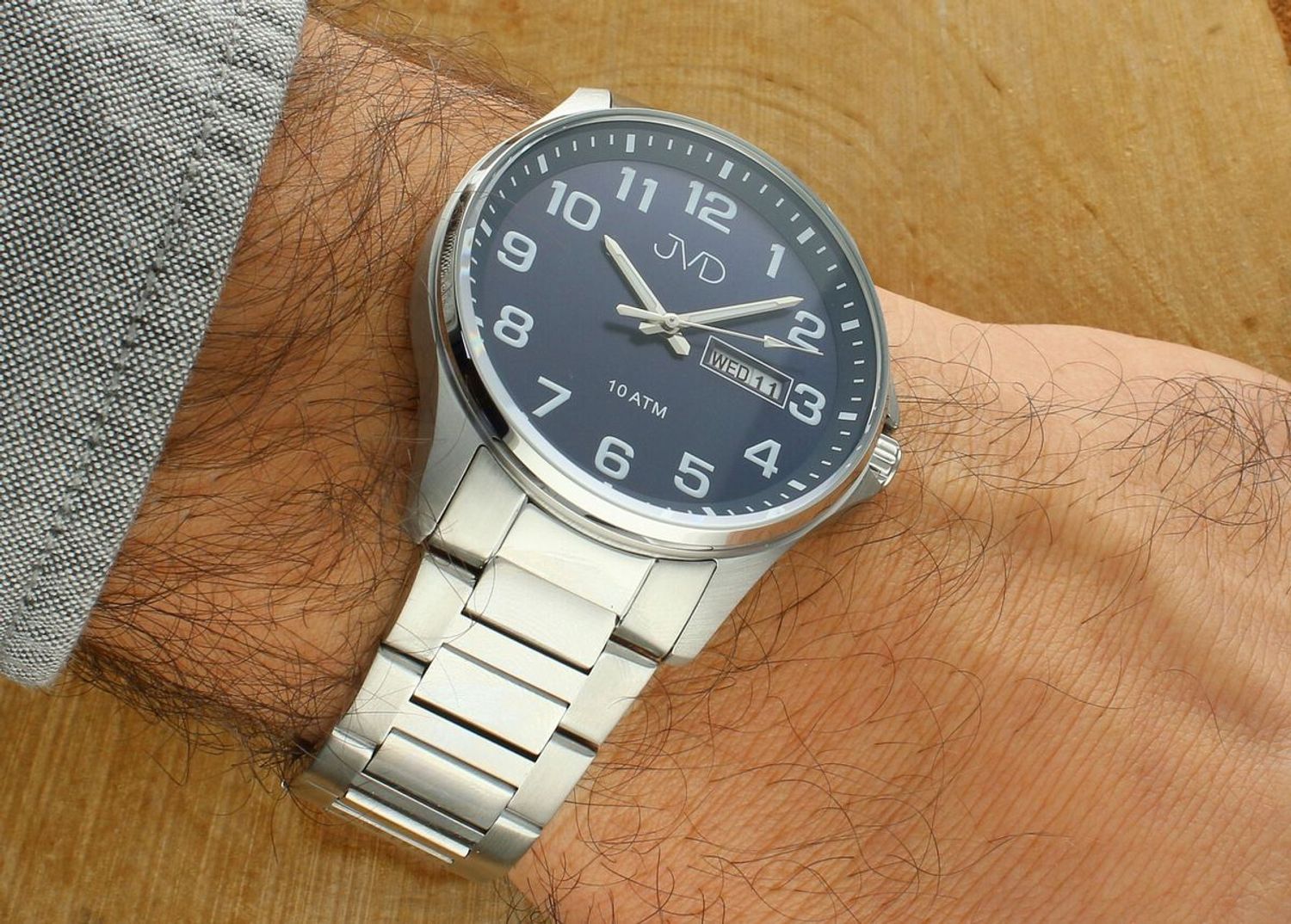 Sportowy zegarek męski JVD JE611.2 z niebiesko-srebrną stalową kopertą, metalową bransoletą, japońskim mechanizmem Miyota, funkcją kalendarza i wodoszczelnością 10 ATM. Idealny do codziennego 1.jpg