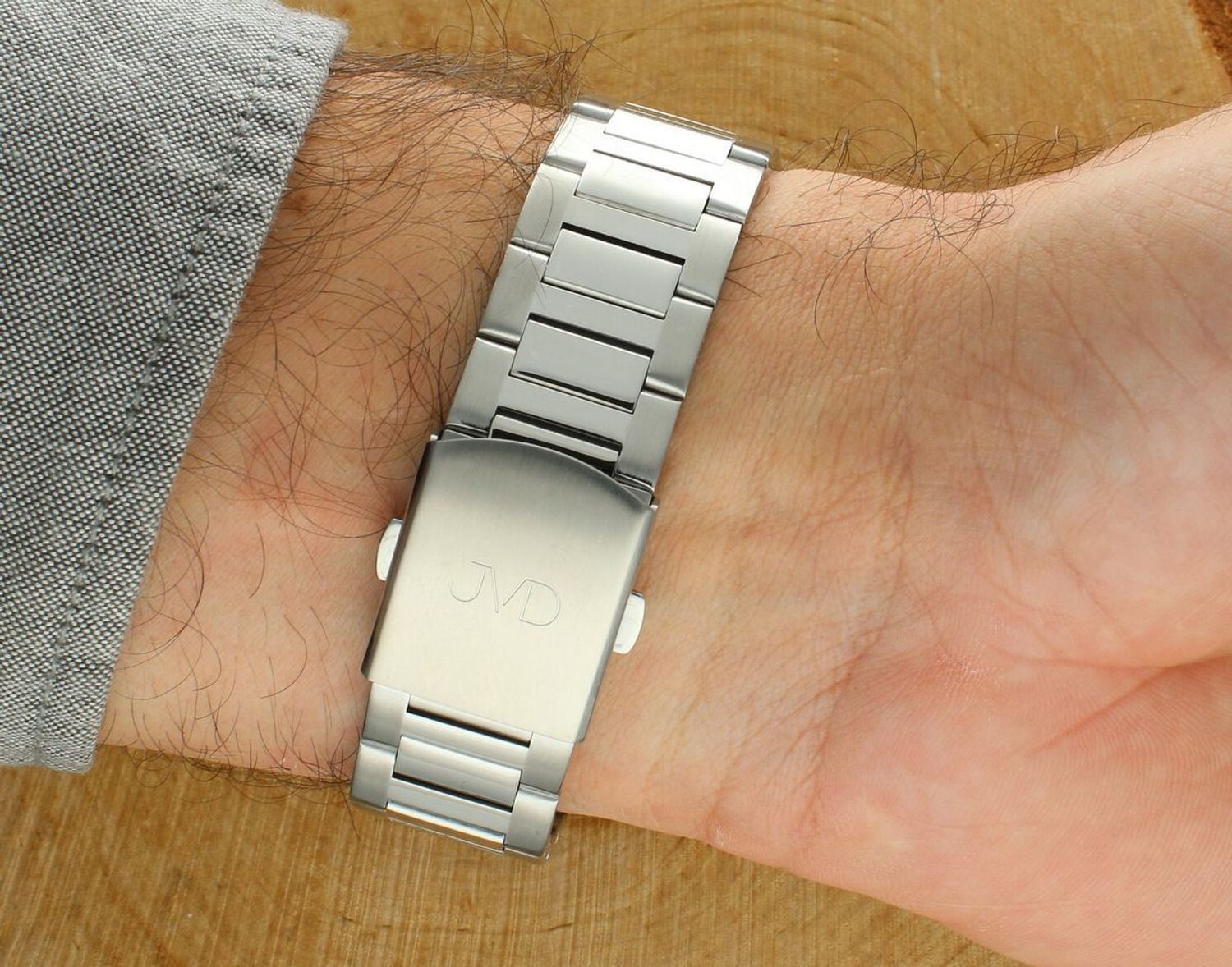 Sportowy zegarek męski JVD JE611.2 z niebiesko-srebrną stalową kopertą, metalową bransoletą, japońskim mechanizmem Miyota, funkcją kalendarza i wodoszczelnością 10 ATM. Idealny do codziennego 1.jpg