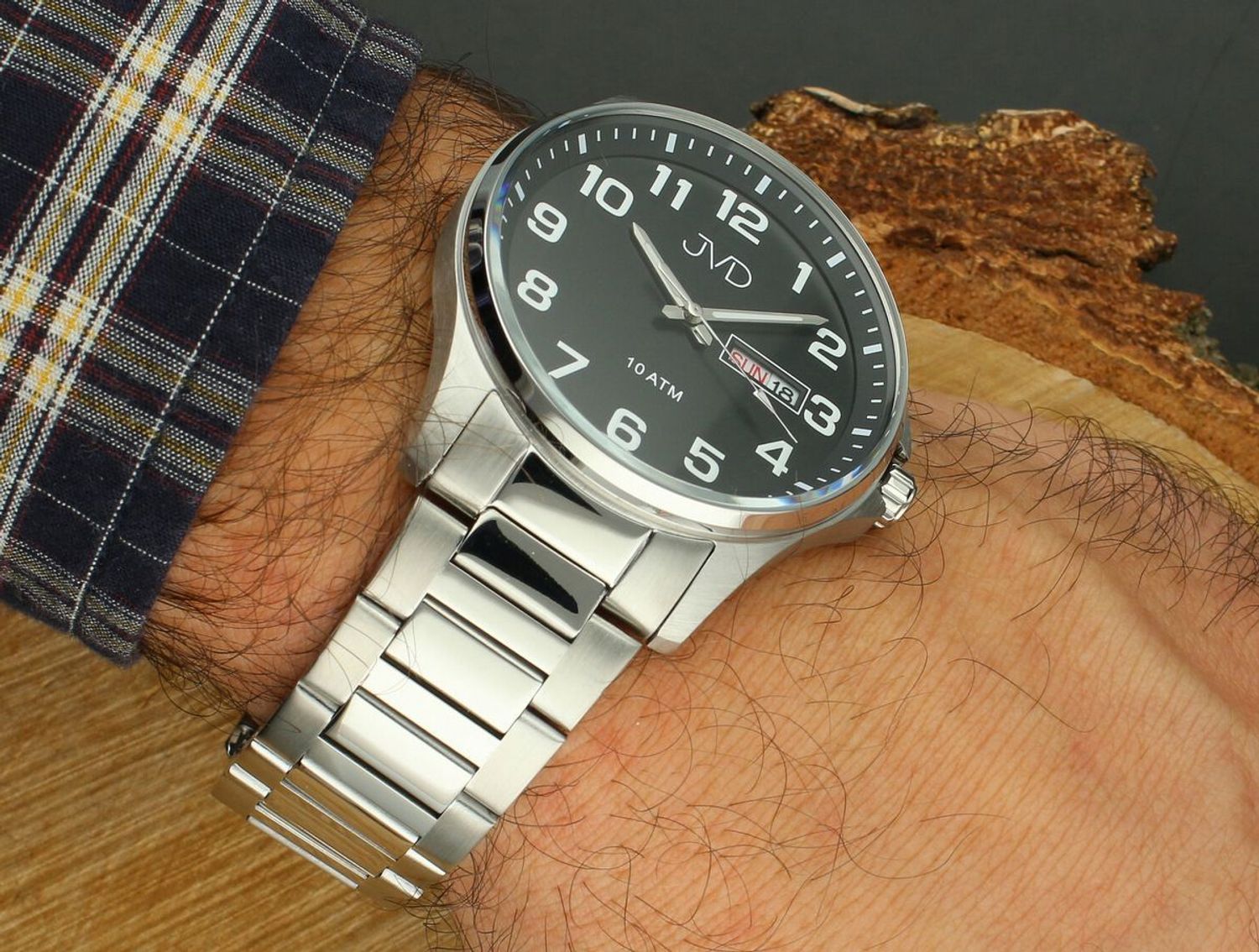 JVD JE611.3 – sportowy zegarek męski z japońskim mechanizmem Miyota, czarną kopertą, srebrnym metalowym paskiem, oknem datownika i wodoszczelnością 10 ATM.1.jpg