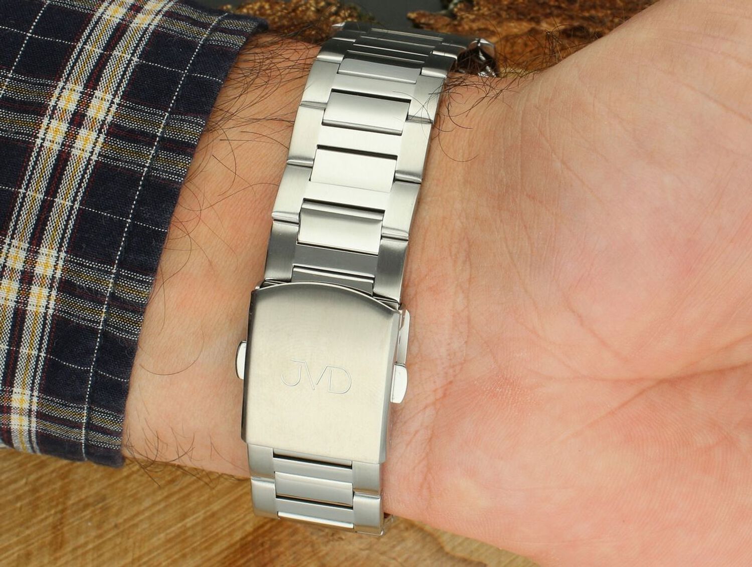 JVD JE611.3 – sportowy zegarek męski z japońskim mechanizmem Miyota, czarną kopertą, srebrnym metalowym paskiem, oknem datownika i wodoszczelnością 10 ATM.1.jpg