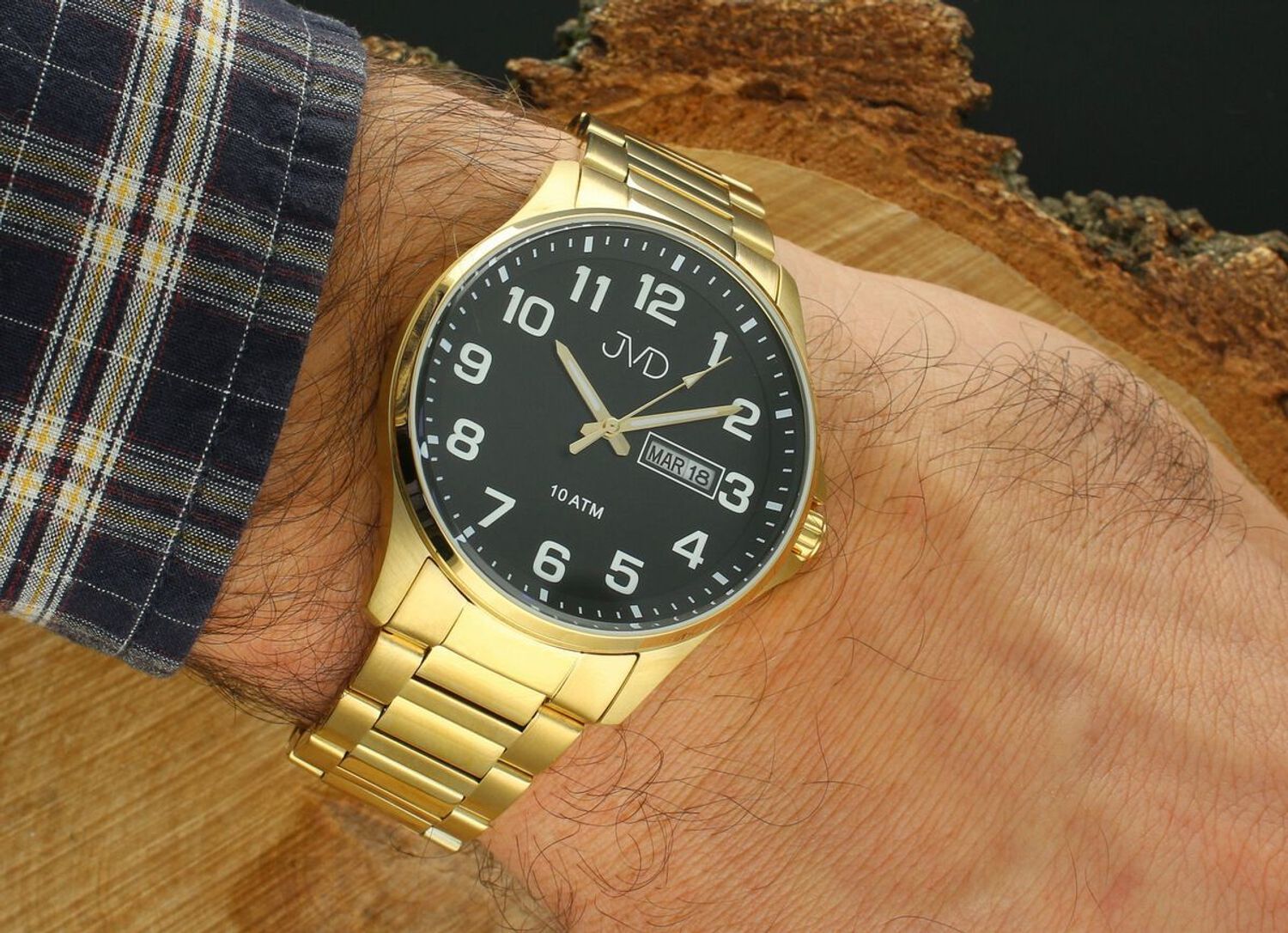 JVD JE611.5 – sportowy zegarek męski z japońskim mechanizmem Miyota, kopertą PVD w złotym kolorze, czarną tarczą i metalowym paskiem. Wodoszczelność 10 ATM.1.jpg