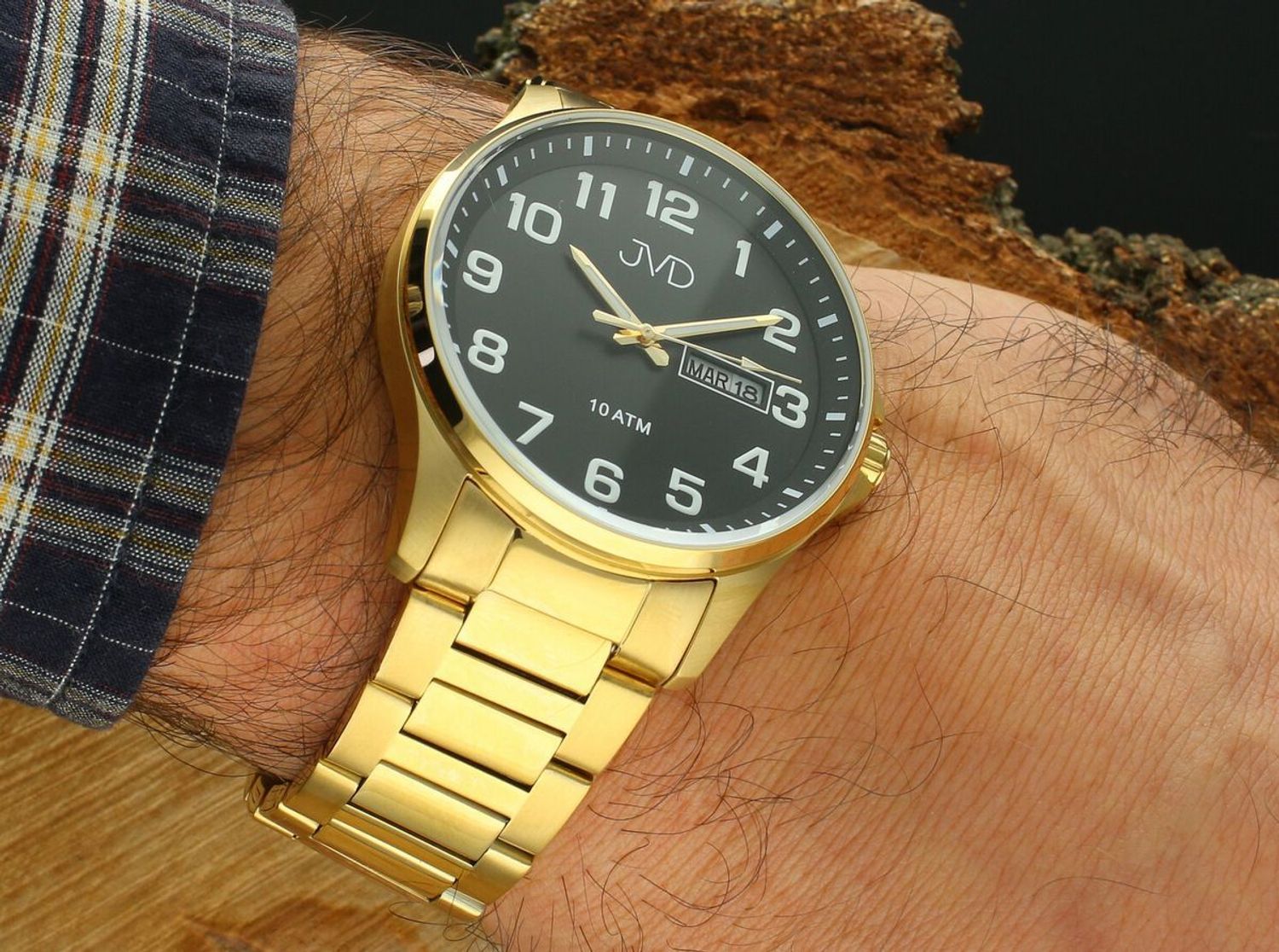 JVD JE611.5 – sportowy zegarek męski z japońskim mechanizmem Miyota, kopertą PVD w złotym kolorze, czarną tarczą i metalowym paskiem. Wodoszczelność 10 ATM.1.jpg