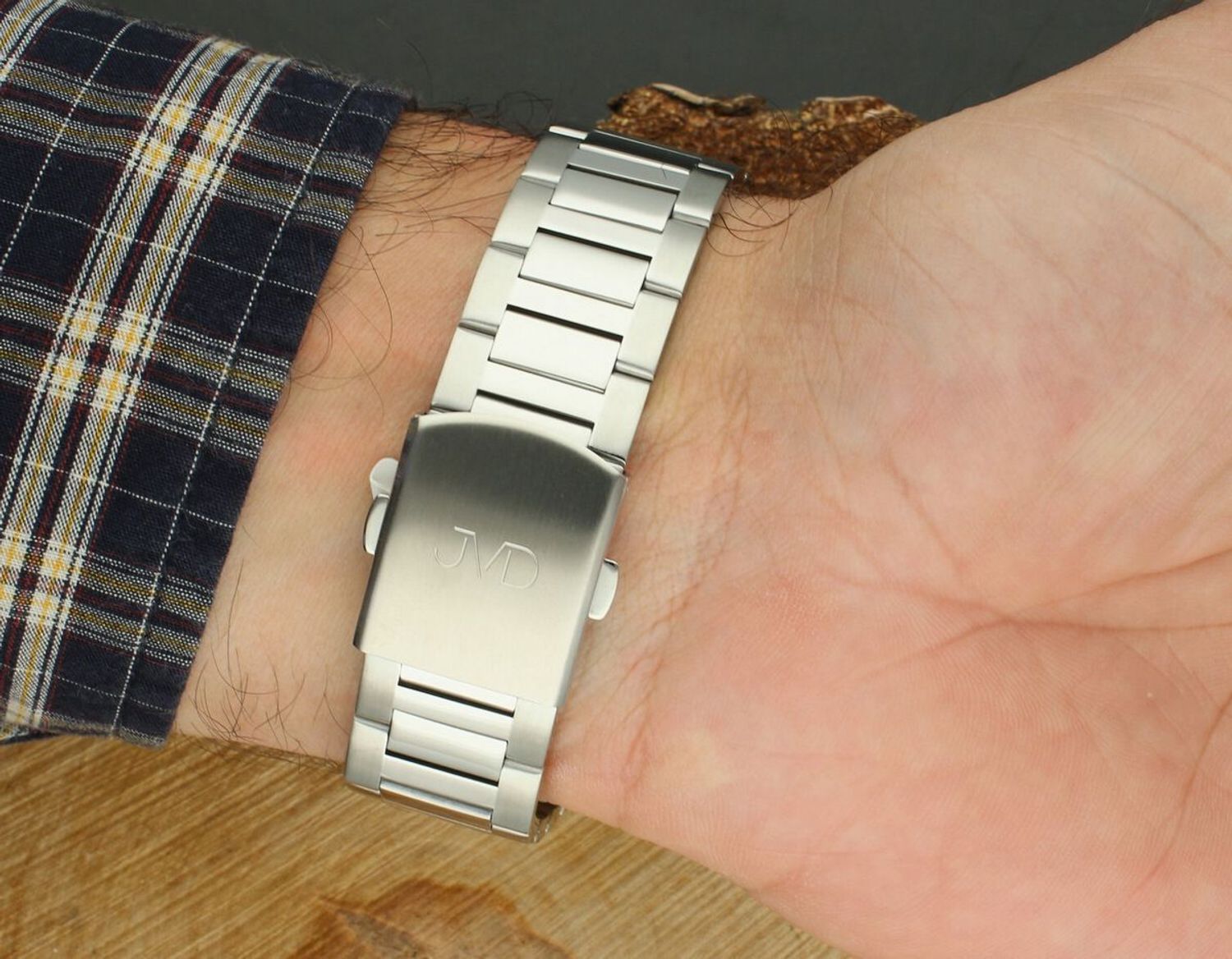 JVD JE611.7 – męski zegarek kwarcowy z japońskim mechanizmem Miyota, srebrną kopertą, metalowym paskiem, oknem datownika i wodoszczelnością 10 ATM.1.jpg