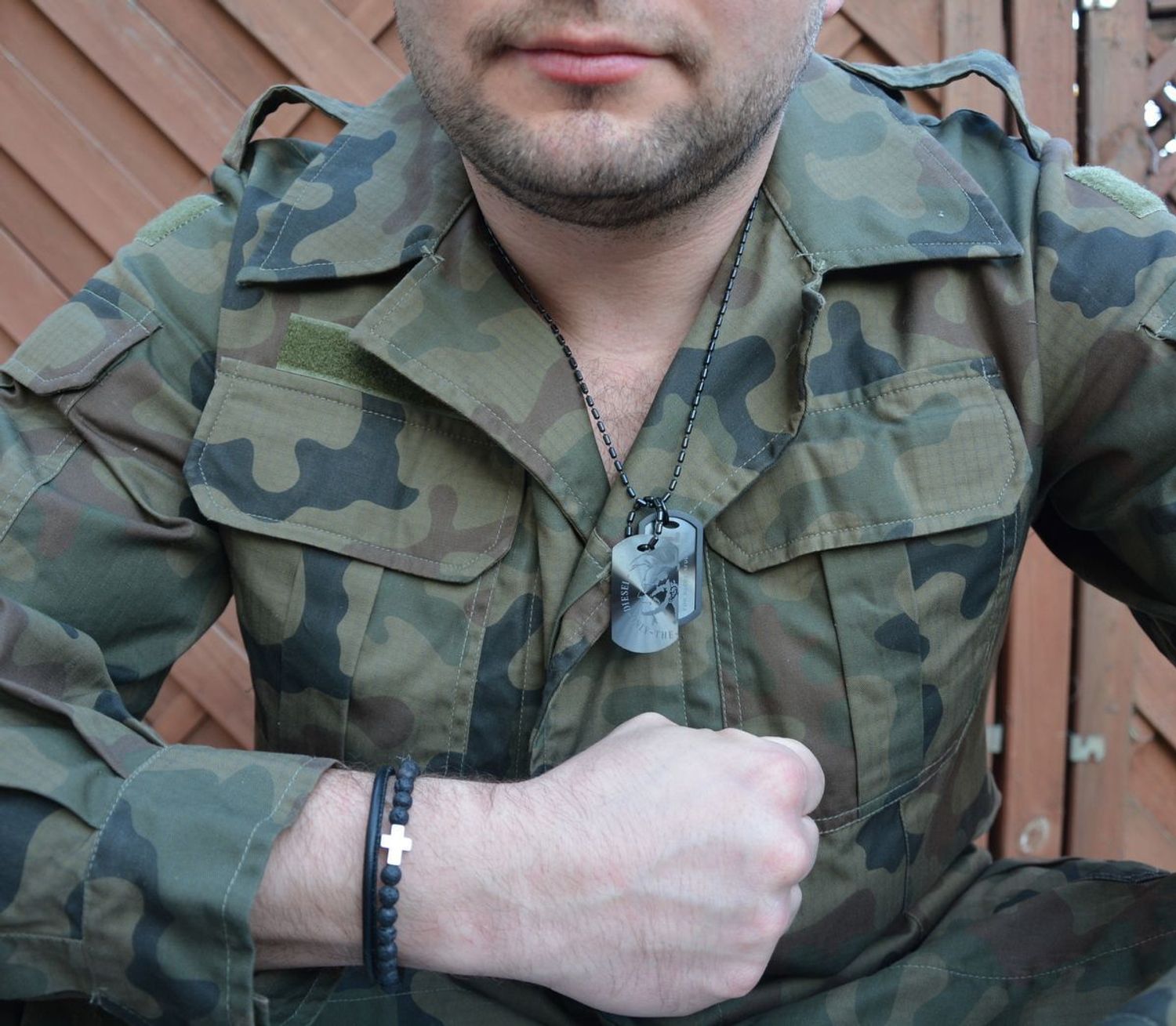 Bransoletka męska wykonana z wysokiej jakości skóry naturalnej w kolorze czarnym oraz kamieniami lawy z ozdobnym, stalowym krzyżykiem. Biżuteria męska.  (3).jpg