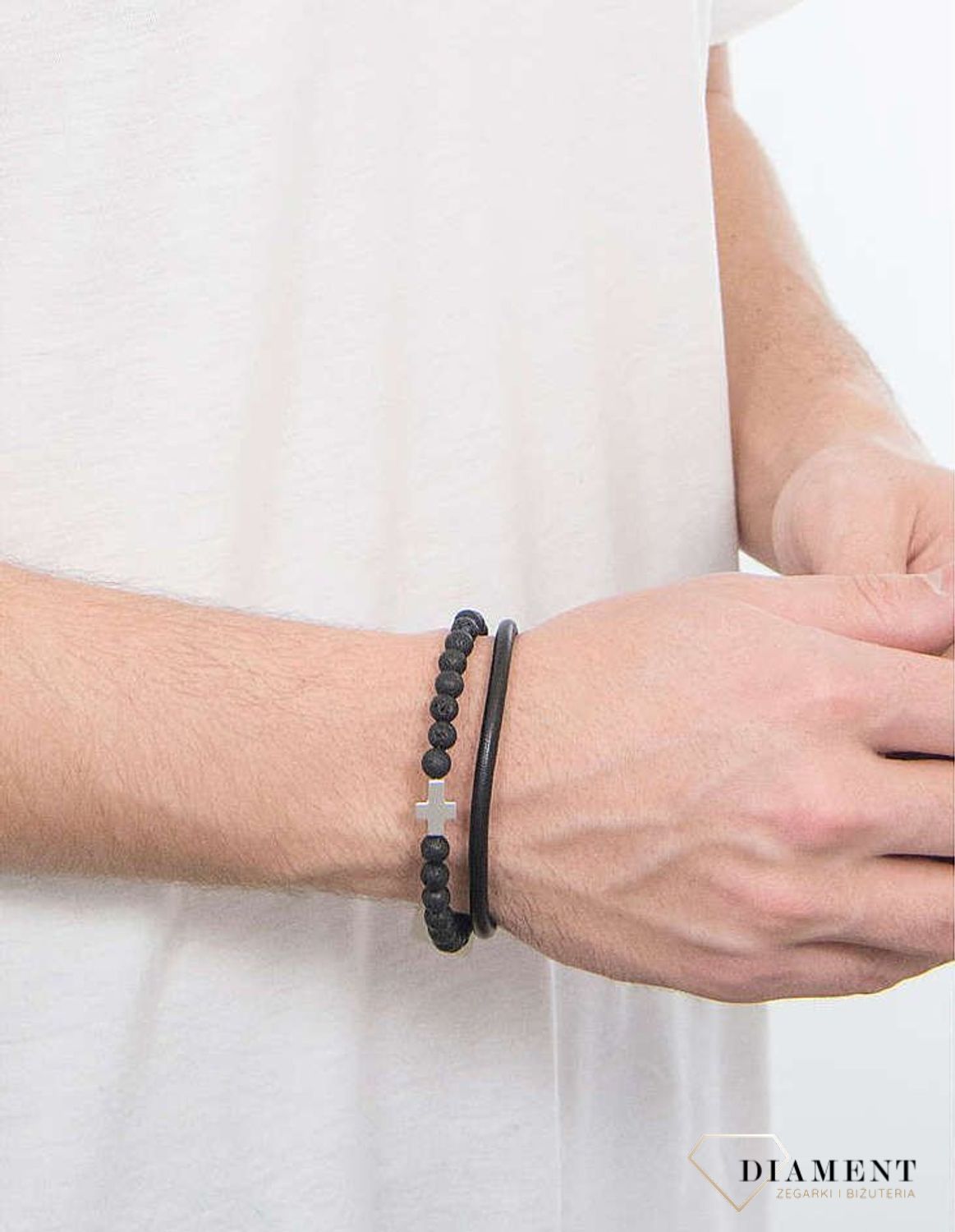 Bransoletka męska wykonana z wysokiej jakości skóry naturalnej w kolorze czarnym oraz kamieniami lawy z ozdobnym, stalowym krzyżykiem. Biżuteria męska.  (3).jpg