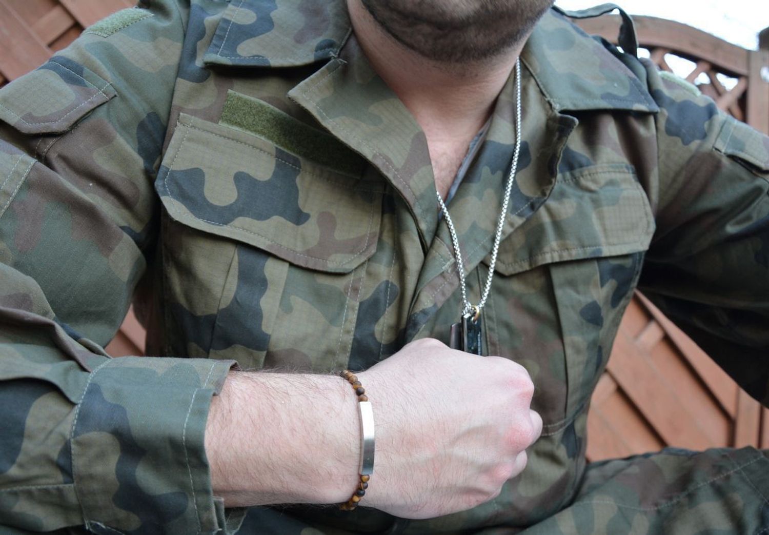 Bransoletka męska z koralików tygrysie oko. Bransoletka męska na sznureczku, ze stalowym elementem w postaci gładkiej blaszki. Biżuteria męska.  (2).jpg