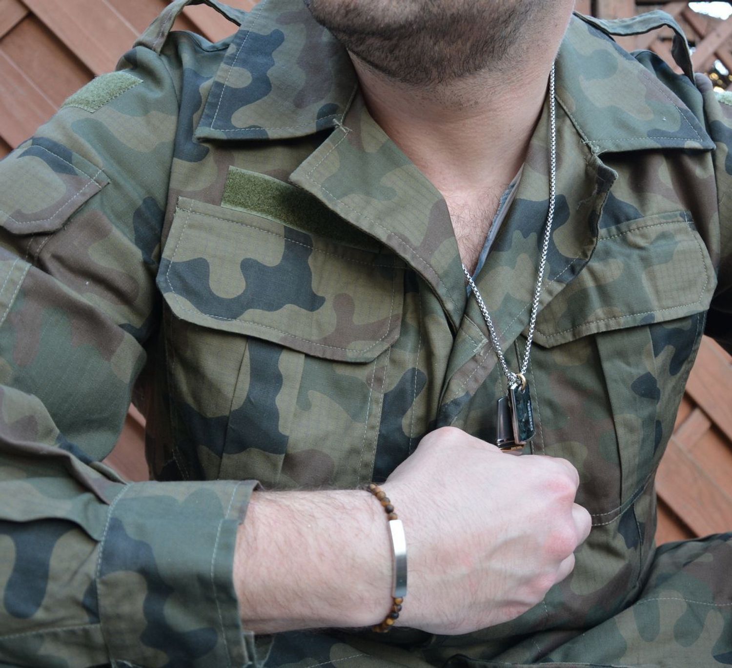 Bransoletka męska z koralików tygrysie oko. Bransoletka męska na sznureczku, ze stalowym elementem w postaci gładkiej blaszki. Biżuteria męska.  (2).jpg