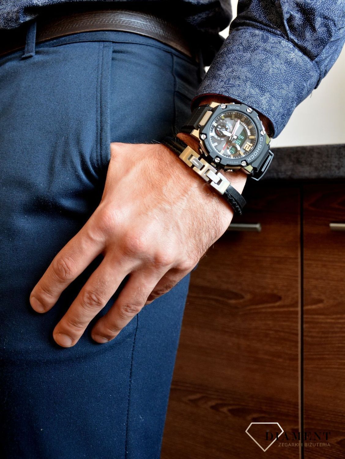 bransoletka męska fossil to czarna skórzana bransoletka na męską rękę JF03183040.jpg