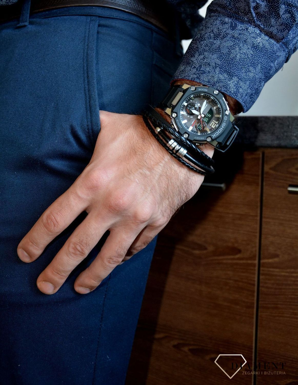 bransoletka męska fossil to czarna skórzana bransoletka na męską rękę JF03183040.jpg