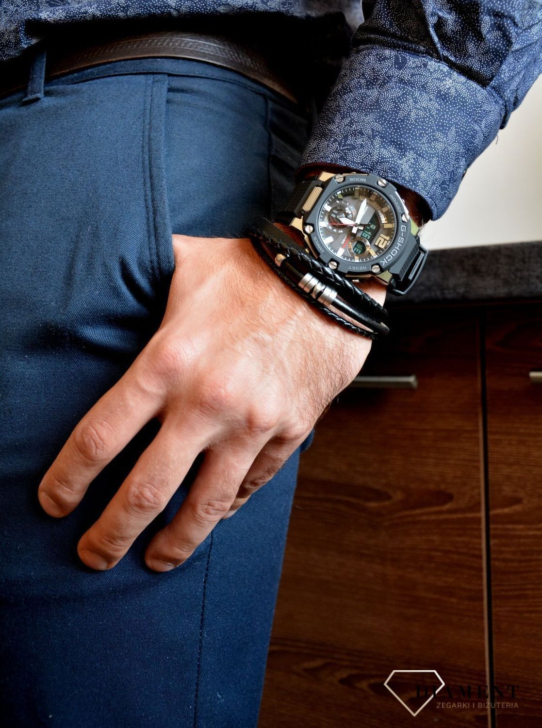 bransoletka męska fossil to czarna skórzana bransoletka na męską rękę JF03183040.jpg